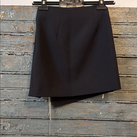 Elegant Black Skirt with Chain Detail - Picture 3 of 6